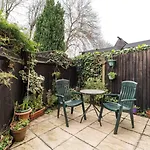 New Stylish 1 Bedroom Flat With Garden | London