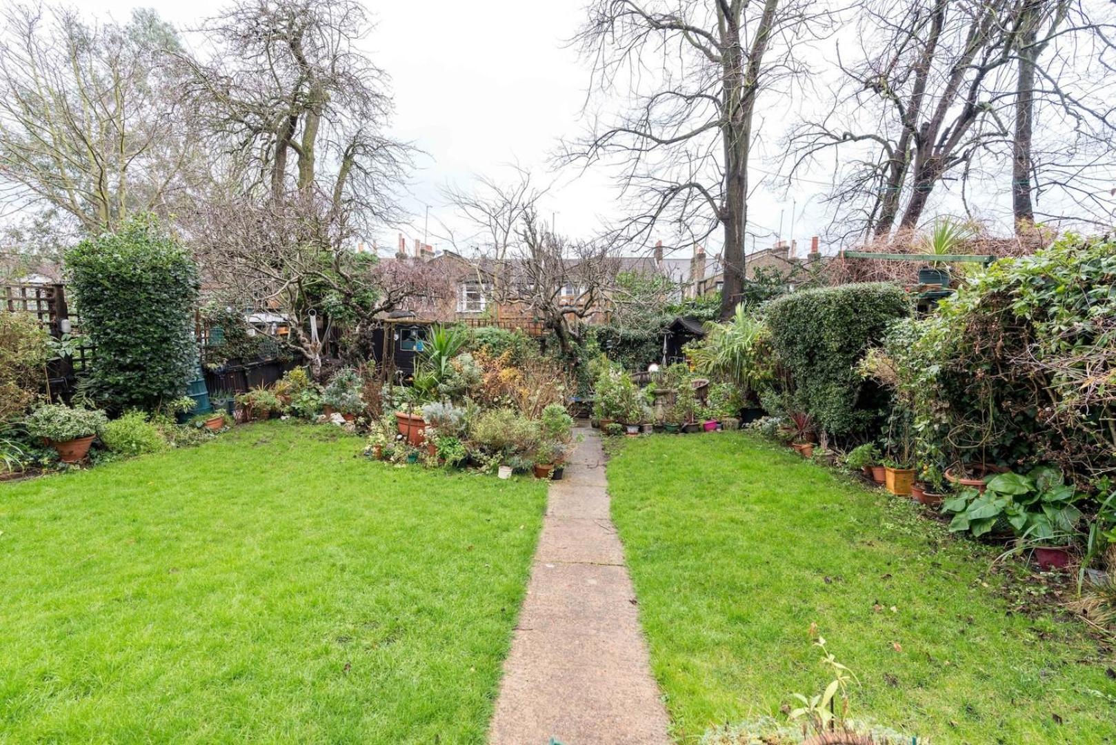 Apartment New Stylish 1 Bedroom Flat With Garden | *